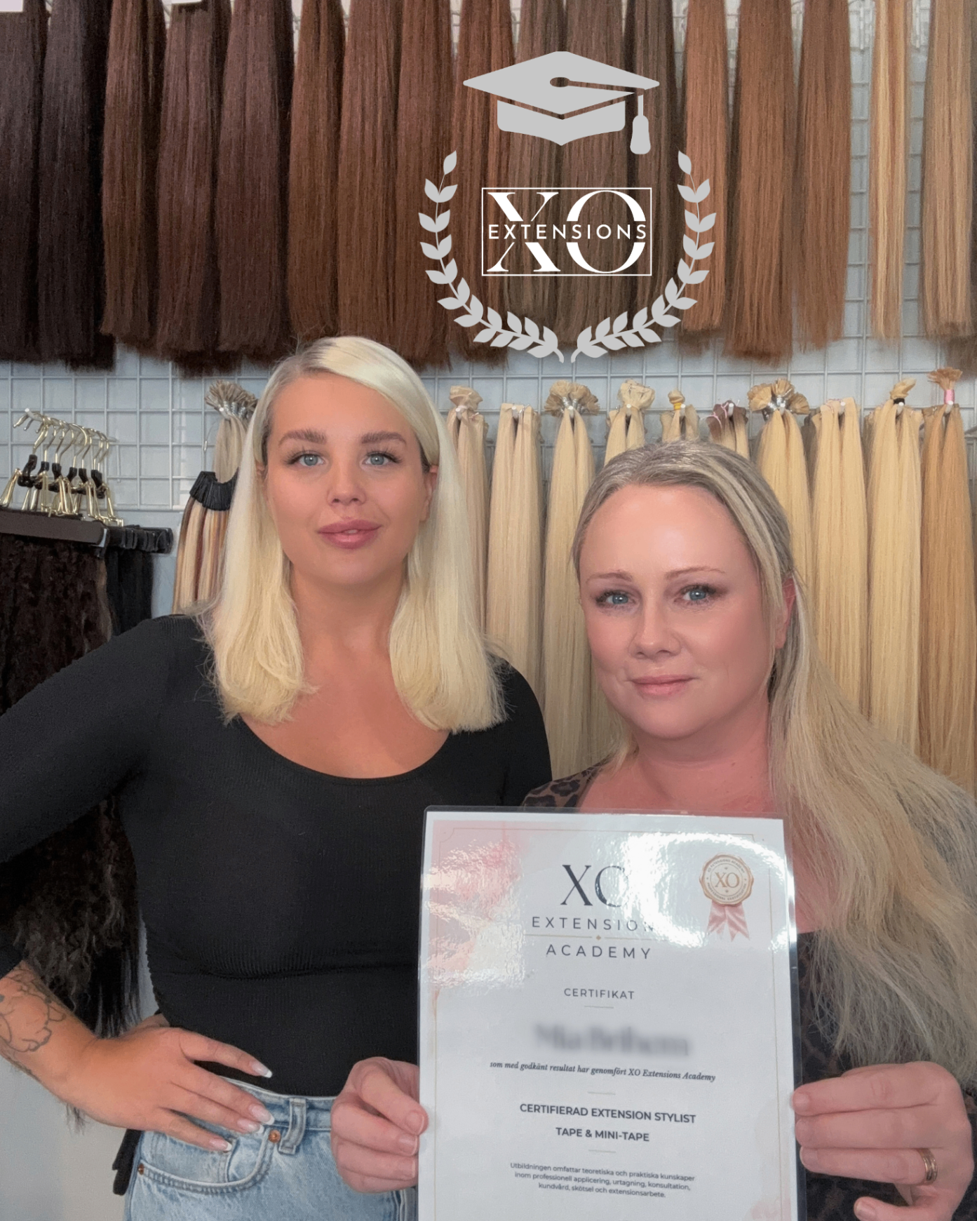 Elev med XO Extensions Academy-certifikat i tape och mini-tape tillsammans med sin utbildare